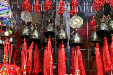 Tayland, Bangkok 'ta Çin Mahallesi' nde bir mağaza bahar festivali sırasında geleneksel Çin Yeni Yıl dekorasyonları satar. Çince 'de selamlama anlamına gelir. Zengin, sağlıklı ve mutlu..