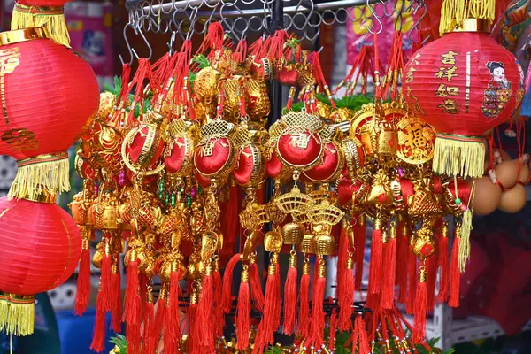 Tayland, Bangkok 'ta Çin Mahallesi' nde bir mağaza bahar festivali sırasında geleneksel Çin Yeni Yıl dekorasyonları satar. Çince 'de selamlama anlamına gelir. Zengin, sağlıklı ve mutlu..