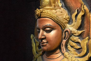 Tayland 'da bir tapınakta bir melek heykelinin yakın çekimi. 