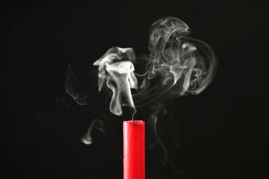Sönmüş bir mum fitilinden güzel şekilli duman yükseliyor..