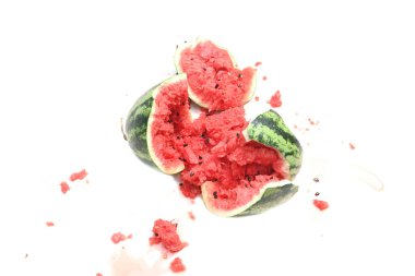 Beyaz arka planda izole edilmiş kırık bir karpuzun yakın çekimi.