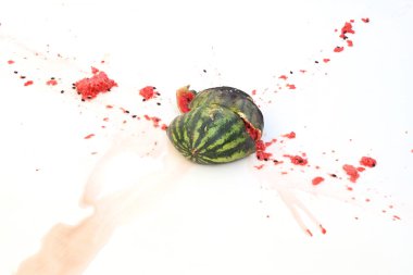 Beyaz arka planda izole edilmiş kırık bir karpuzun yakın çekimi.