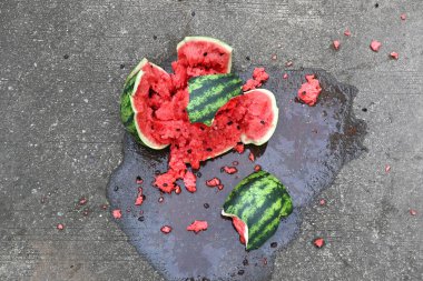 Yerde kırık bir karpuzun yakın çekimi.