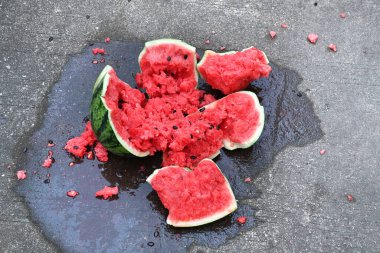 Yerde kırık bir karpuzun yakın çekimi.
