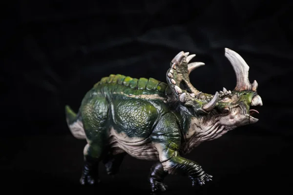 Dinozor Sinoceratops Karanlıkta — Stok fotoğraf