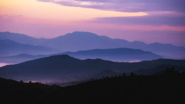Схід Захід Сонця Горах Шари Гір Красивий Темний Гірський Пейзаж — стокове фото