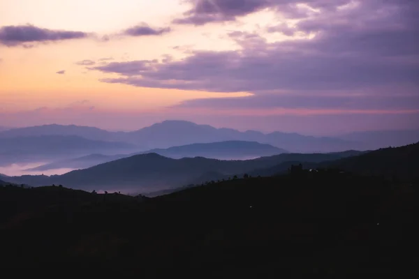 山中的日出和日落 山中的地层美丽的黑暗的山景 — 图库照片