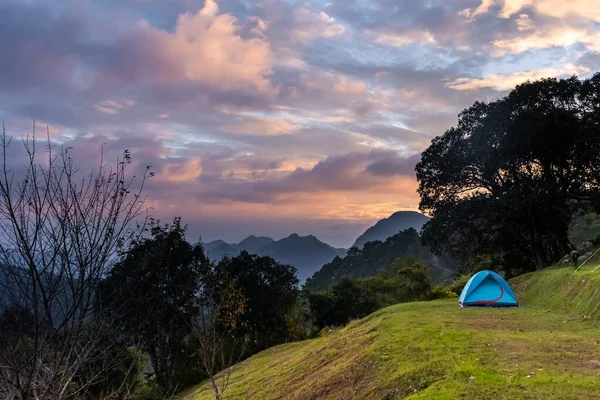 Горный Пейзаж Палатка Драматическое Вечернее Небо — стоковое фото