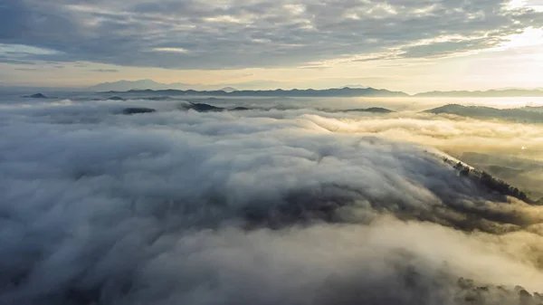 Vista Aérea Paisagem Nascer Sol Acima Das Nuvens Luz Dramática — Fotografia de Stock