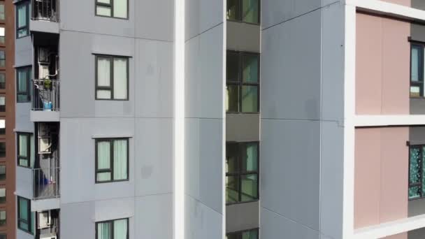 近代的な高層マンションの建物の空中側のビュー — ストック動画