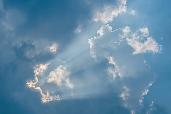 Göttliches Leuchten Durch Die Wolken Der Abendlichen Warmen Sonne Konzept — Stockfoto