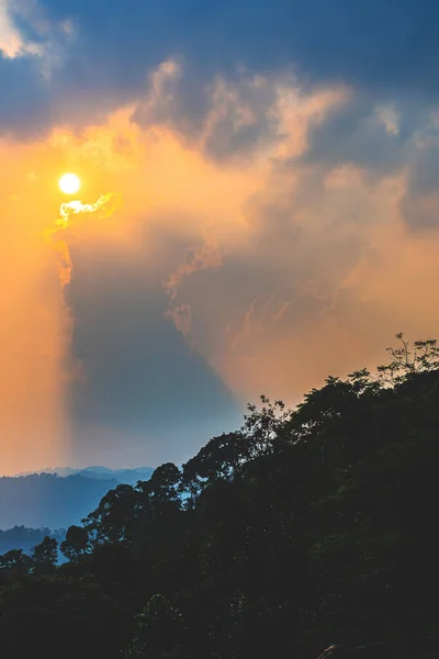Divino Resplandor Través Las Nubes Del Sol Cálido Noche Concepto — Foto de Stock