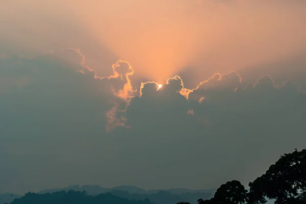 Boski Blask Chmurach Wieczornego Ciepłego Słońca Pojęcie Pokoju Szczęścia — Zdjęcie stockowe