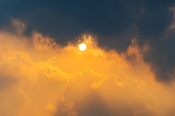 Göttliches Leuchten Durch Die Wolken Der Abendlichen Warmen Sonne Konzept — Stockfoto
