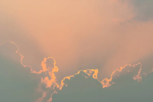 Divino Resplandor Través Las Nubes Del Sol Cálido Noche Concepto — Foto de Stock