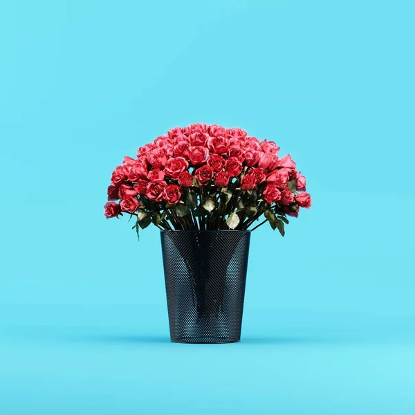 Gäng Blommor Red Rose Satte Svart Papperskorgen Blå Bakgrund Studio — Stockfoto
