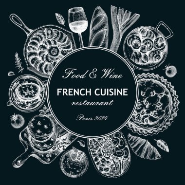 Fransız gıda çelengi tasarımı. Tahtada geçmişe dönük yemek ve şarap taslakları var. Avrupa restoranının menü şablonu. Fransa geçmişi. El çizimi vektör çizimi, yapay zeka değil.