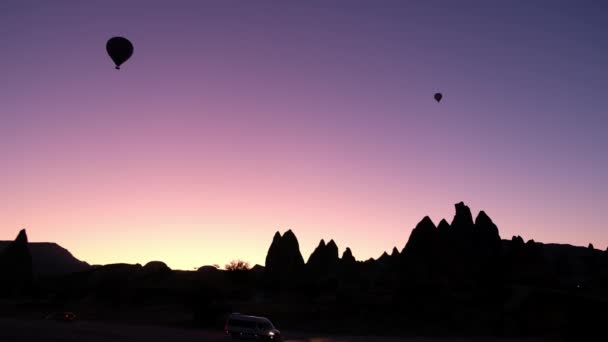 Siluet Balon Udara Panas Dan Cerobong Peri Saat Matahari Terbit — Stok Video