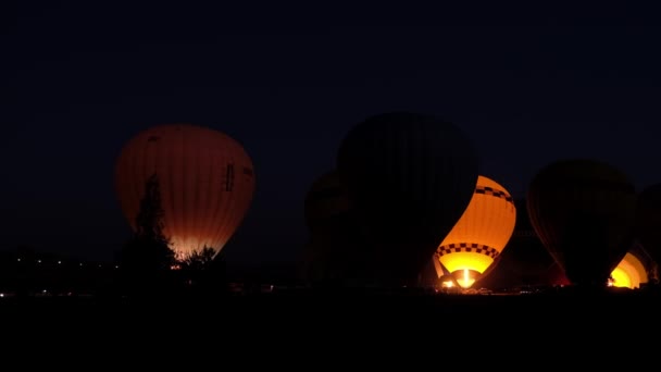 熱気球は夜明け前に暗闇の中で飛行する準備ができています 飛行前準備中の熱気球バーナーの炎 — ストック動画