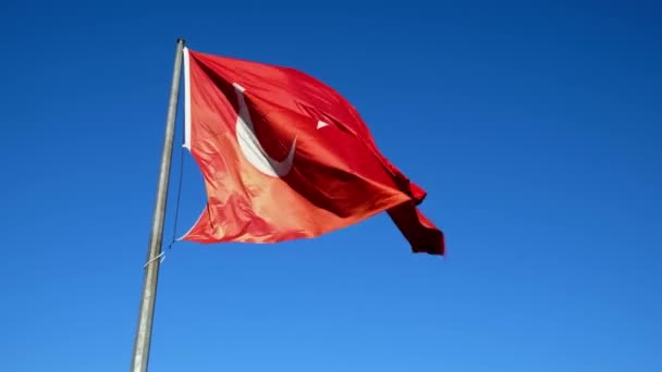 Czerwona Turecka Flaga Macha Maszcie Naprzeciwko Jasnego Niebieskiego Nieba — Wideo stockowe