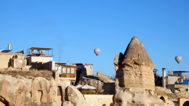 Heißluftballons Fliegen Über Höhlenhotels Und Märchenschlote Goreme Provinz Nevsehir Türkei — Stockvideo