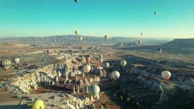 Peri bacalarının üzerinde bir sürü sıcak hava balonu kaya oluşumları. Kapadokya 'nın havadan görünüşü. Goreme, Nevsehir ili, Türkiye