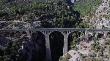 Alman mühendisler tarafından inşa edilmiş eski köprünün havadan görünüşü ve Skyfall filmiyle ünlü Türk işçiler. Adana ili, Türkiye. Varda viyadük hava görüntüsü. 