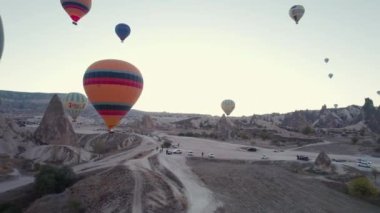 İnsansız hava aracı, Cappadocia 'nın görkemli volkanik manzarasının üzerindeki sıcak hava balonlarının görüntülerini çeker. Goreme Ulusal Parkı. UNESCO Dünya Mirası sitesi. Nevsehir ili, Türkiye
