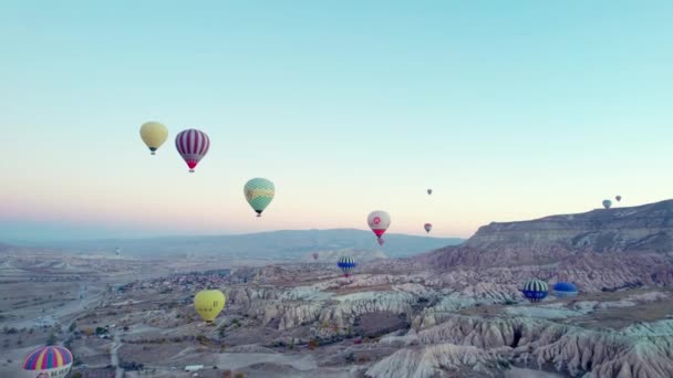 Veel Heteluchtballonnen Boven Sprookjesachtige Rotsformaties Luchtfoto Van Cappadocië Goreme Provincie — Stockvideo