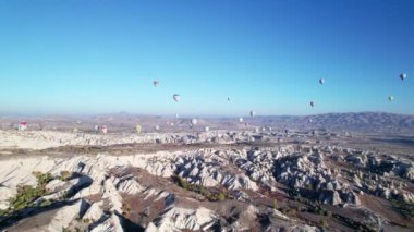 İnsansız hava aracı, Cappadocia 'nın görkemli volkanik manzarasının üzerindeki sıcak hava balonlarının görüntülerini çeker. Goreme Ulusal Parkı. UNESCO Dünya Mirası sitesi. Nevsehir ili, Türkiye