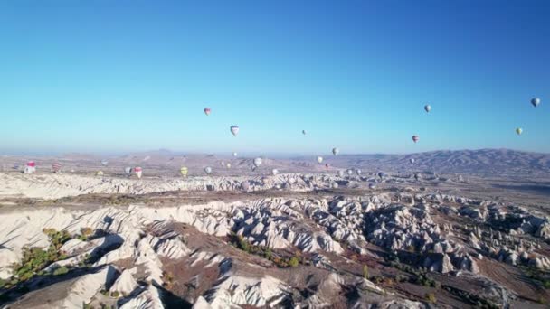 Drone Synvinkel Bilder Varmluftsballonger Ovanför Spektakulära Vulkaniska Landskapet Kappadokien Goreme — Stockvideo