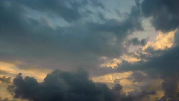 Drámai Esős Időugrása Mozgó Felhők Időzónája Sötét Fényessé Válik — Stock videók