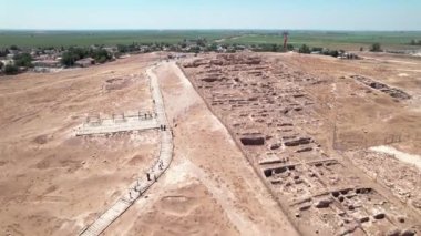 Harran Üniversitesi 'nin arkeolojik kazı alanının hava görüntüsü. Dünyanın en eski üniversitesinin kalıntıları. Harran, Şanlıurfa ili, Türkiye