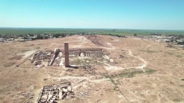 Harran Üniversitesi 'nin restore edilmiş kalıntıları. Türkiye 'nin Şanlıurfa ilinin Yukarı Mezopotamya ilçesinde dünyanın en eski yerleşim birimlerinden birinde antik kalıntılar bulunuyor.
