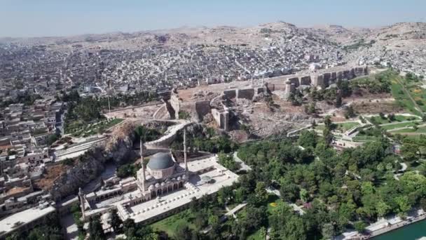 Sanliurfa城堡的空中景观 Balikligol和Mevlidi Halil清真寺周围的公园 土耳其安纳托利亚东南部Sanliurfa市的历史和访问最多的地区 — 图库视频影像