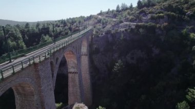 Alman mühendisler ve Türk işçiler tarafından inşa edilmiş eski köprünün havadan görünüşü. Adana ili, Türkiye. Varda viyadük hava görüntüsü. 