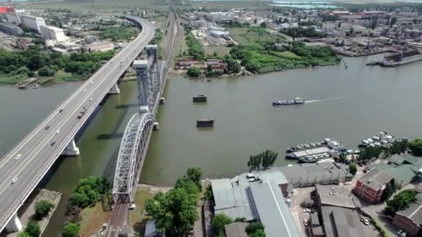 Vista Aérea Rodovia Elevada Ponte Ferroviária Barcaça Flutuando Rio Largo — Vídeo de Stock