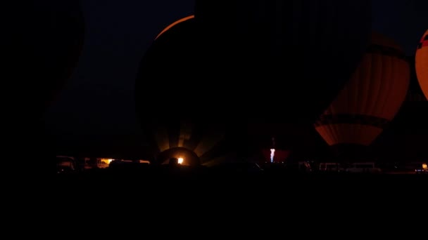 뜨거운 기구들 새벽이 속에서 날아갈 준비가 있습니다 준비중인 뜨거운 버너의 — 비디오