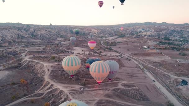 Terbang Atas Banyak Balon Udara Panas Dan Peri Cerobong Asap — Stok Video