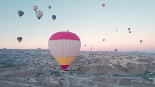 カッパドキアの壮大な火山の風景の上に上昇熱気球の静的な空中ビュー ゴーメ国立公園 ユネスコ世界遺産 トルコのネブシェヒル州 — ストック動画