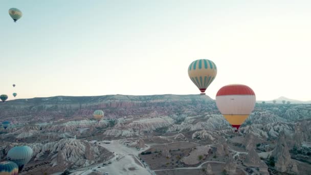 Warme Lucht Ballonnen Vliegen Boven Vulkanisch Landschap Van Cappadocië Luchtfoto — Stockvideo