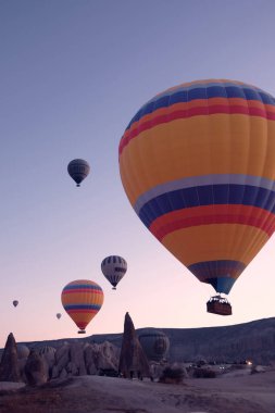 Renkli sıcak hava balonları. Cappadocia 'da gün doğumu. Vadide gün doğumunda yükselen parlak renkli balonlar. Goreme, Nevsehir, Kapadokya