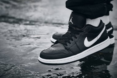 Nike Air Jordan I Black White 'ın ıslak yüzey illüstrasyon makalesi