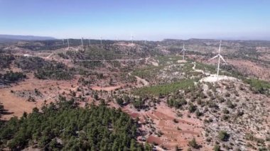 Kırsal bölgedeki rüzgar jeneratörleri. Rüzgar jeneratörleri. Rüzgar türbinlerinin hava görüntüsü