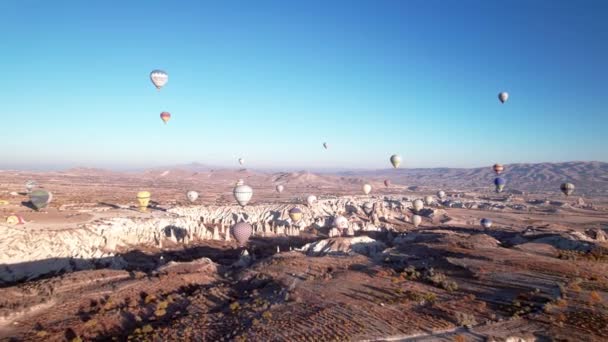 Masser Varmluftsballoner Spektakulære Landskab Kappadokien Goreme Nevsehir Provinsen Tyrkiet Luftfoto – Stock-video