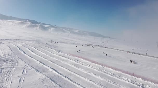 Skiers Snow Covered Slope Ski Resort Landscape Snowy Ski Piste — Wideo stockowe