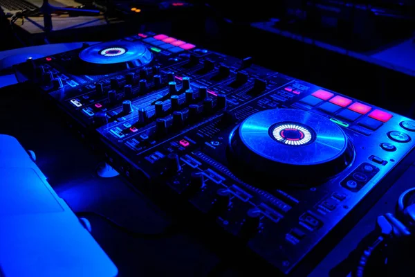 Farklı renk pedlerle parıldayan müzik örnekleri. Dijital ses oluşturma makinesi. DJ ses ekipmanı