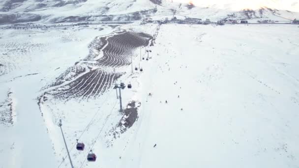 Gondola Type Cable Car Skiers Snow Covered Slope Ski Resort — Vídeo de Stock