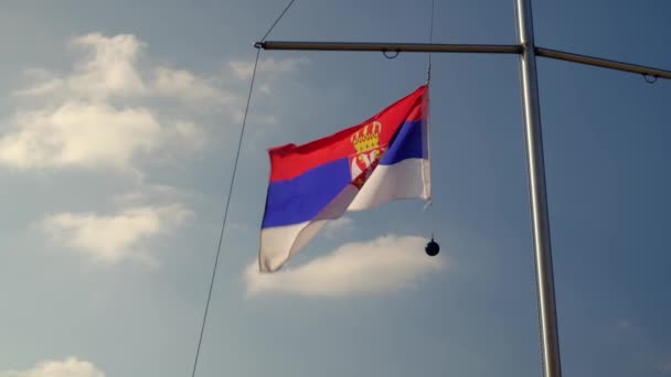 Прапор Сербії Махає Флагштоку Навпроти Неба Хмар — стокове відео