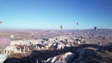 İnsansız hava aracı, Cappadocia 'nın görkemli volkanik manzarasının üzerindeki sıcak hava balonlarının görüntülerini çeker. Goreme Ulusal Parkı. UNESCO Dünya Mirası sitesi. Nevsehir ili, Türkiye
